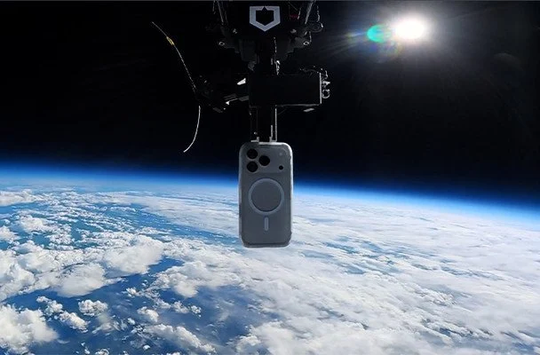 Телефон впав із космосу і залишився цілим / © Guinness World Records