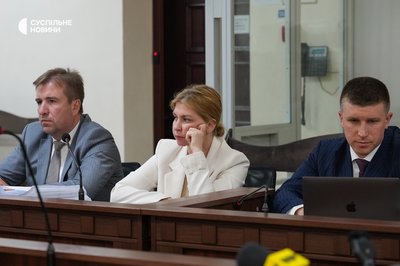 Експосолка України у США та колишня віцепрем'єрка з питань євроінтеграції Ольга Стефанішина з адвокатами під час засідання Вищого антикорупційного суду у Києві, 5 серпня 2026 року