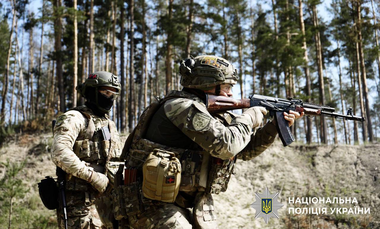 Тіло Євгена Коновальця знайшло останній спочинок на Національному військовому цвинтарі. 12 У київську поліцію набирають спецпризначенців