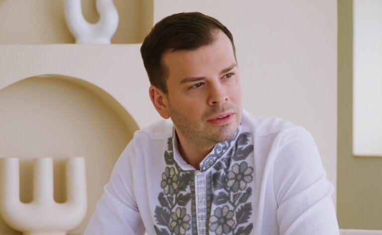 «Українська пісня житиме вічно»: Андрій Князь разом із хором «Крилиця» наново заспівали відому композицію 6