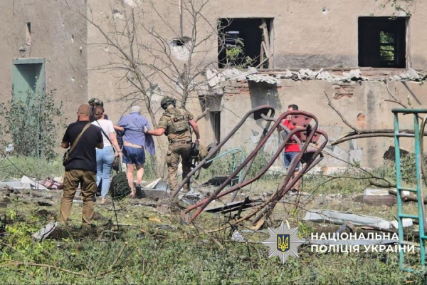 Внаслідок авіаудару РФ у Краматорську кількість постраждалих сягнула 24: поліція оприлюднила кадри з місця подій. 9 Внаслідок авіаудару РФ у Краматорську кількість постраждалих сягнула 24: поліція оприлюднила кадри з місця подій. 9