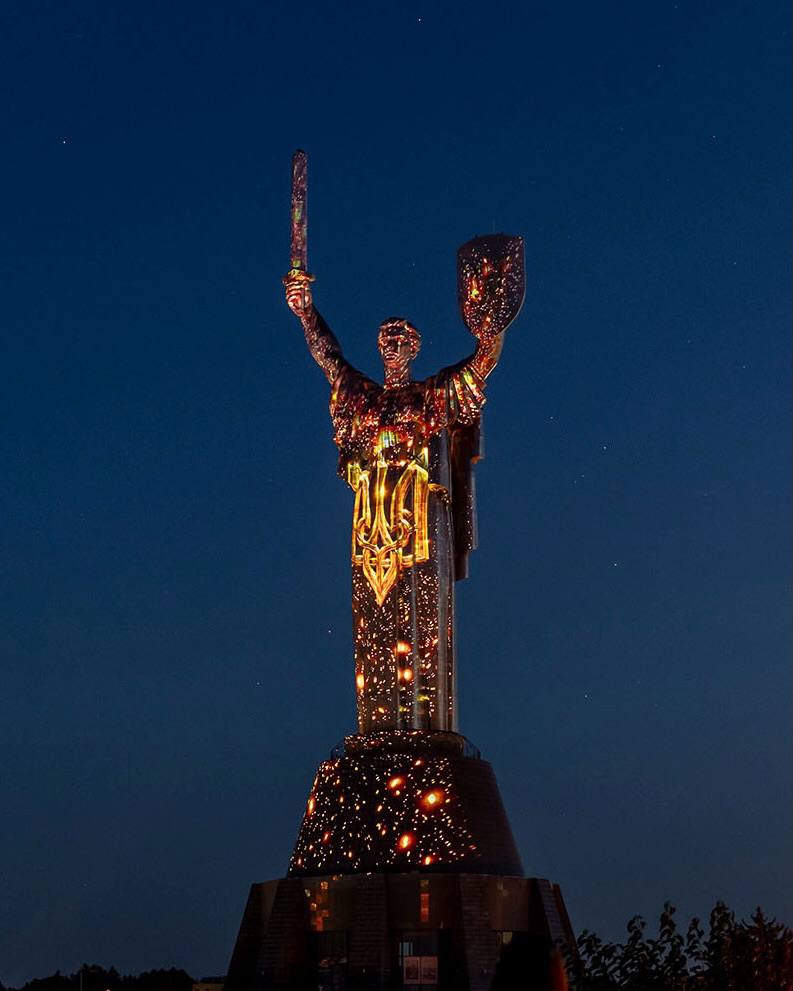 «Минуле в пам’яті»: монумент «Батьківщина-Мати» освітлено до роковин незалежності 12
