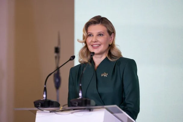 У зеленій сукні та з патріотичним значком: Олена Зеленська на події 6 Олена Зеленська / © Instagram Олени Зеленської