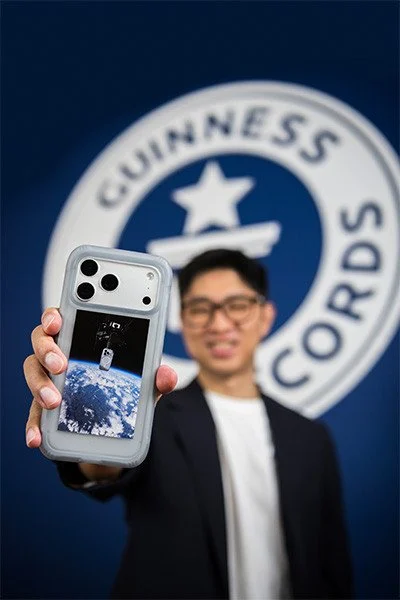 Телефон впав із космосу і залишився цілим / © Guinness World Records