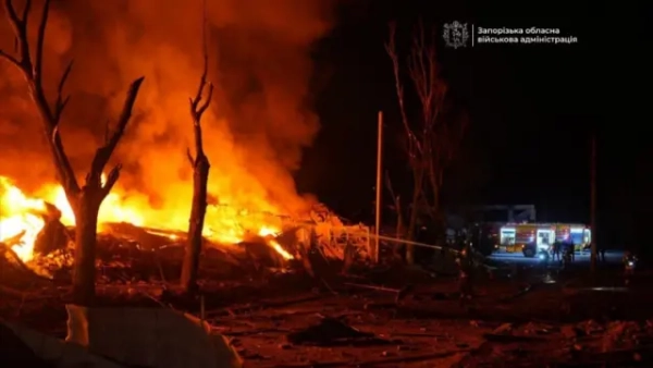 Атака на дитячу лікарню: шестеро загиблих, Росія вдарила по Києву та Запоріжжю 10 Пожежа внаслідок російського удару у Запоріжжі