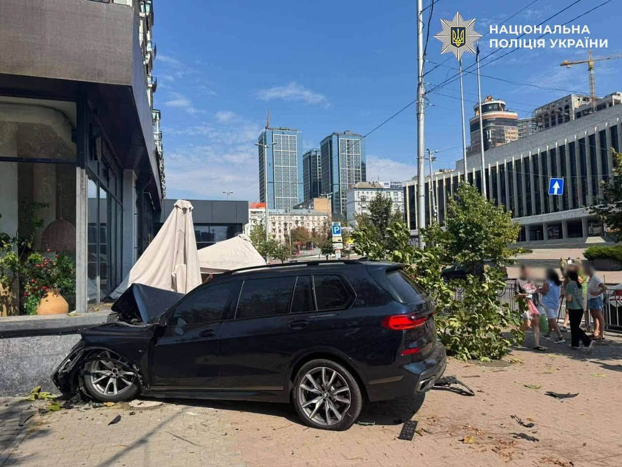 Дорожньо-транспортна пригода поблизу палацу «Україна» спровокована колишнім «смотрящим» за Лук'янівським СІЗО та чиновником Української асоціації футболу. 8 Дорожньо-транспортна пригода поблизу палацу «Україна» спровокована колишнім «смотрящим» за Лук'янівським СІЗО та чиновником Української асоціації футболу. 3
