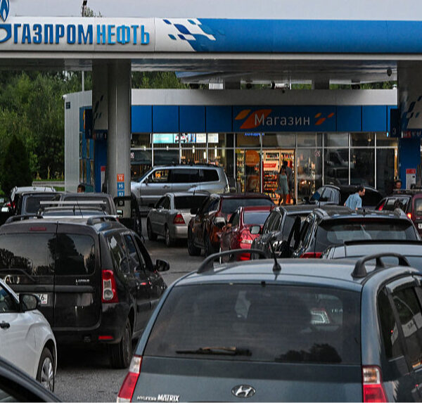 Заправки в Росії знову можуть залишитися без пального, адже нафтопереробний завод у Білорусі закривається на технічне обслуговування, повідомляють російські ЗМІ.