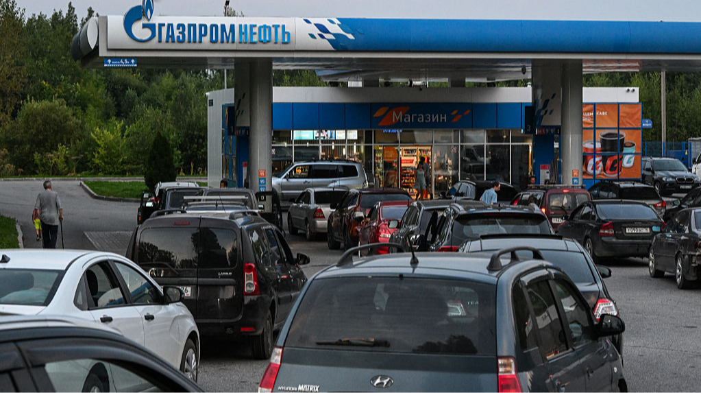 Заправки в Росії знову можуть залишитися без пального, адже нафтопереробний завод у Білорусі закривається на технічне обслуговування, повідомляють російські ЗМІ. 2