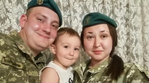Джоан Роулінг відреагувала на українського морського піхотинця, який у російському полоні переказував "Гаррі Поттера". 15 Чоловік і жінка у військовій формі в беретах морпіхів із маленьким хлопчиком