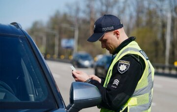 До 17 000 грн за перевищення швидкості: в Україні готують нову шкалу штрафів 8 Поліцейські зупинили автомобіль, водій у салоні