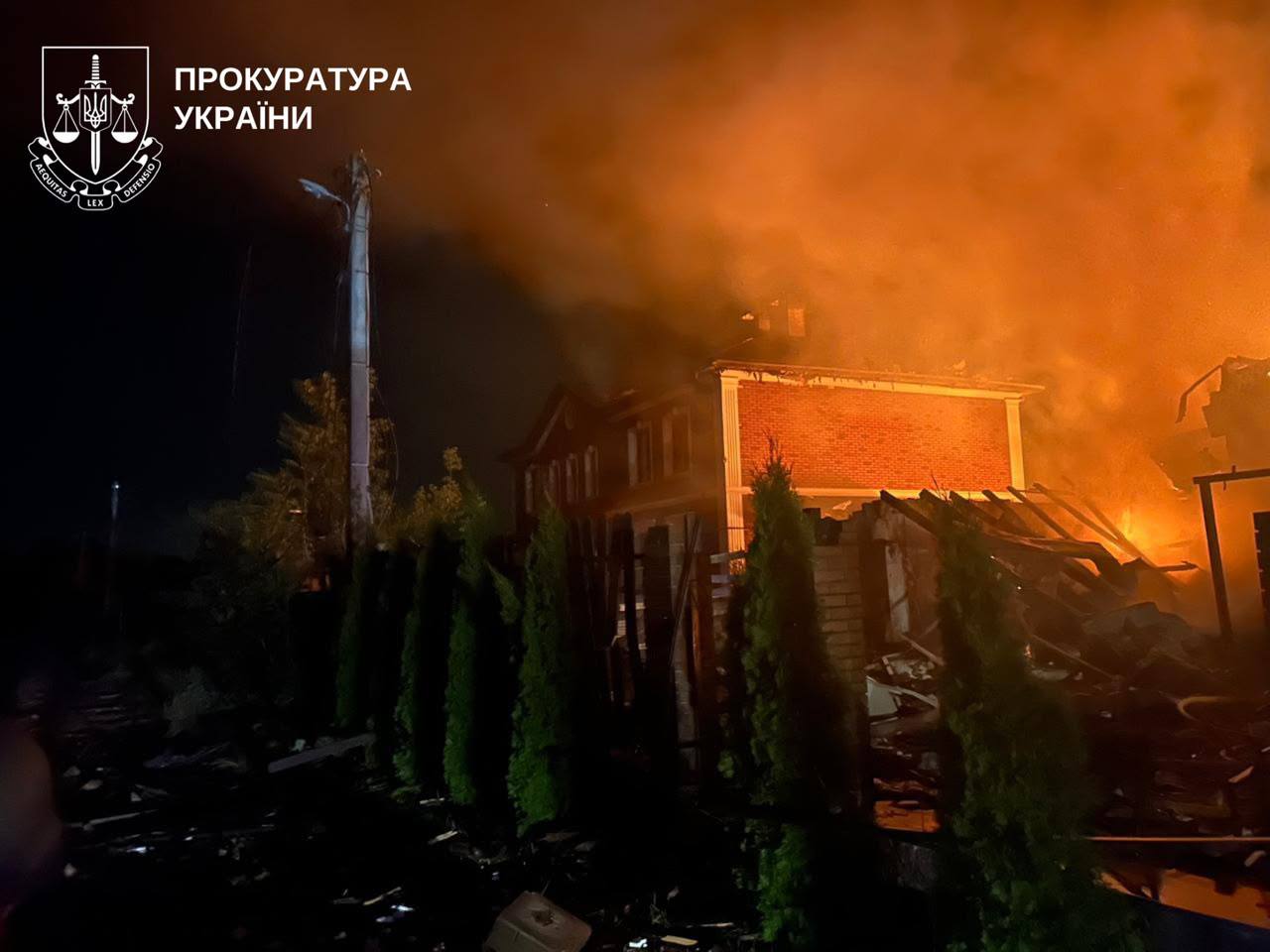 Уламки російських дронів зруйнували будинок на Київщині, спричинивши загибель директорки київського ліцею разом з чоловіком і онуком. 18