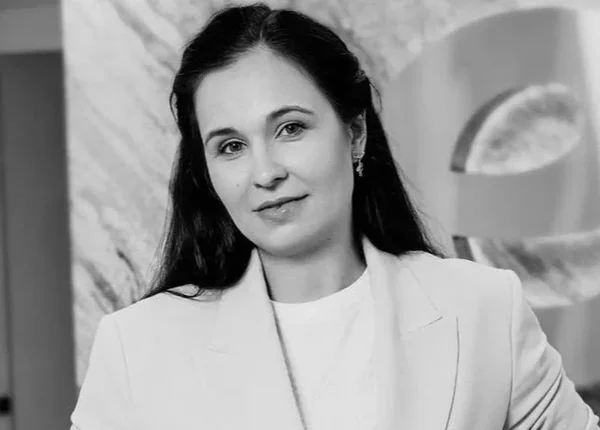 Eva, високопоставлена керівниця, пішла з життя.