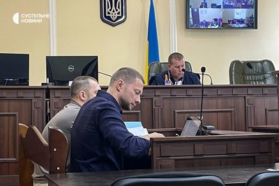 Очільник Антимонопольного комітету Павло Кириленко (в центрі) під час судового засідання. Київ, 27 серпня 2024 року