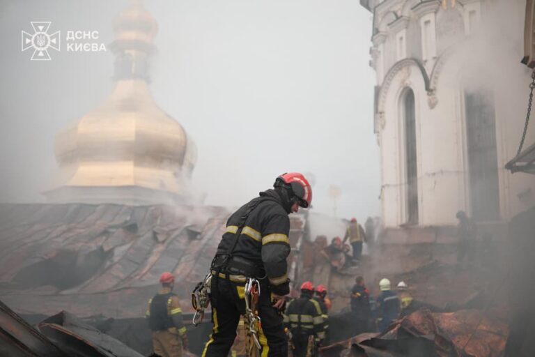 У столиці росіяни завдали шкоди храму на території Києво-Печерської обителі - спалахнула пожежа. 1