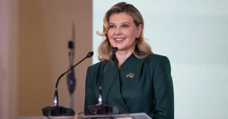 У зеленій сукні та з патріотичним значком: Олена Зеленська на події 2