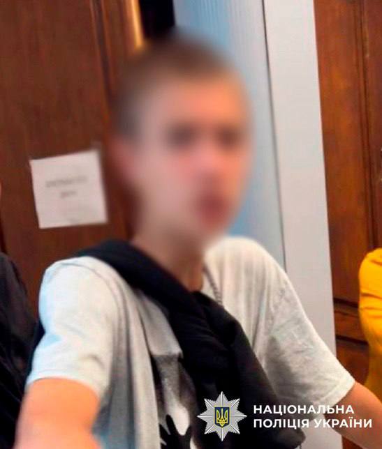 16- та 17-річних юнаків, які нападали на жінок на Подолі, затримали, застосувавши ніж та кастет. 14 16- та 17-річних юнаків, які нападали на жінок на Подолі, затримали, застосувавши ніж та кастет. 11