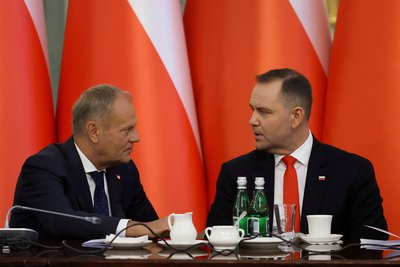 Прем'єр-міністр Польщі Дональд Туск (ліворуч) спілкується з президентом Анджеєм Дудою під час засідання уряду під керівництвом президента у Варшаві, Польща, 27 серпня 2025 року