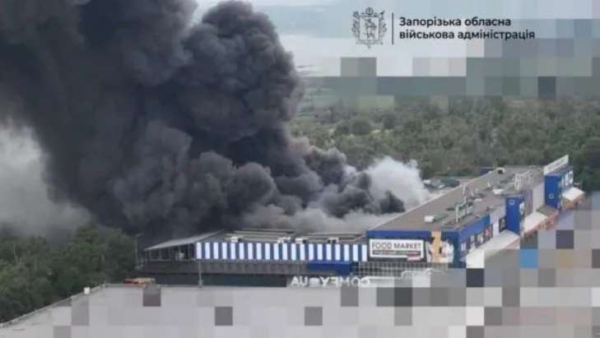 Российские войска в очередной раз атаковали “Эпицентр” в Запорожье: есть раненый и разрушения.