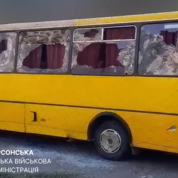 Ворожі сили завдали удару по ринку та маршрутному таксі у Херсоні, є постраждалі.