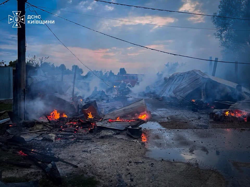 Уламки російських дронів зруйнували будинок на Київщині, спричинивши загибель директорки київського ліцею разом з чоловіком і онуком. 16