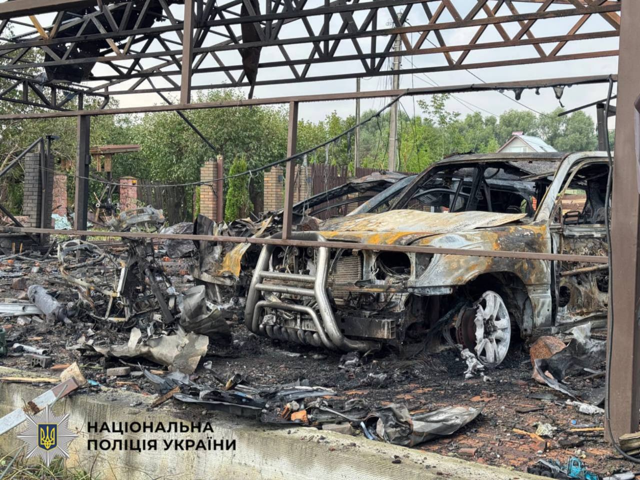 Уламки російських дронів зруйнували будинок на Київщині, спричинивши загибель директорки київського ліцею разом з чоловіком і онуком. 24
