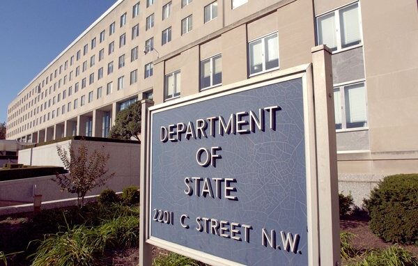 Державний департамент США закликав громадян Сполучених Штатів не подорожувати до України, посилаючись на російські обстріли.