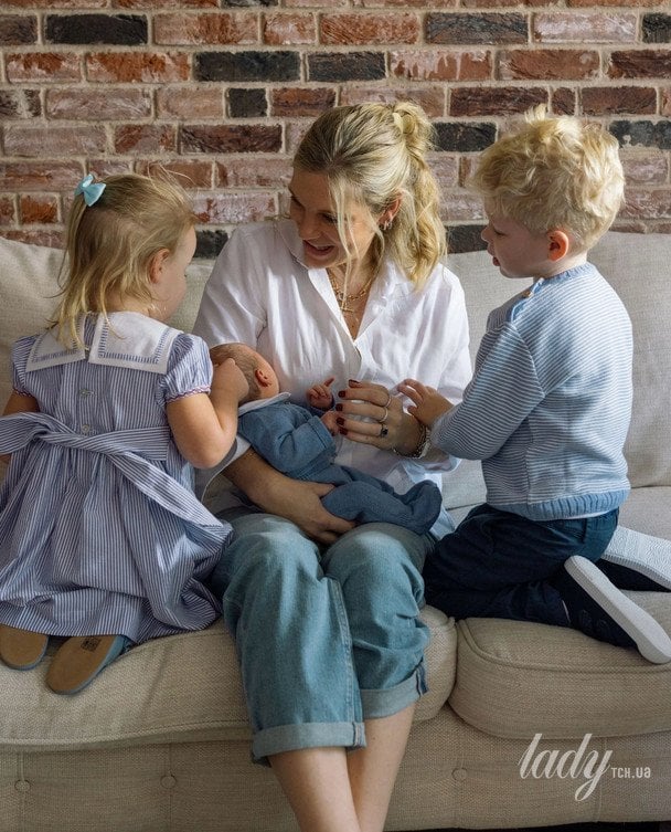 Челсі Деві зі своїми трьома дітьми / © instagram.com/chelsydavy