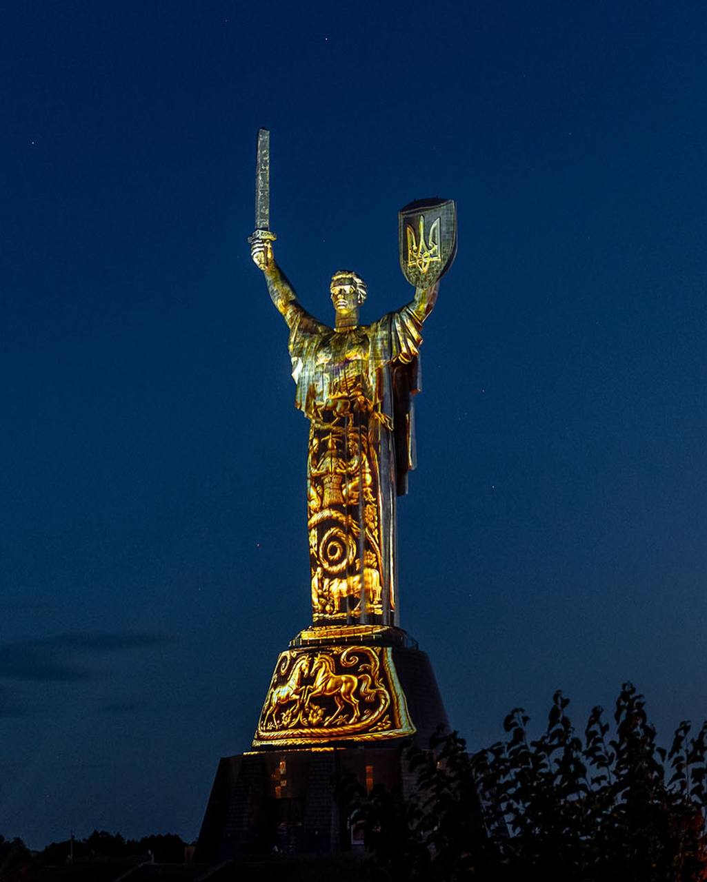 «Минуле в пам’яті»: монумент «Батьківщина-Мати» освітлено до роковин незалежності 16