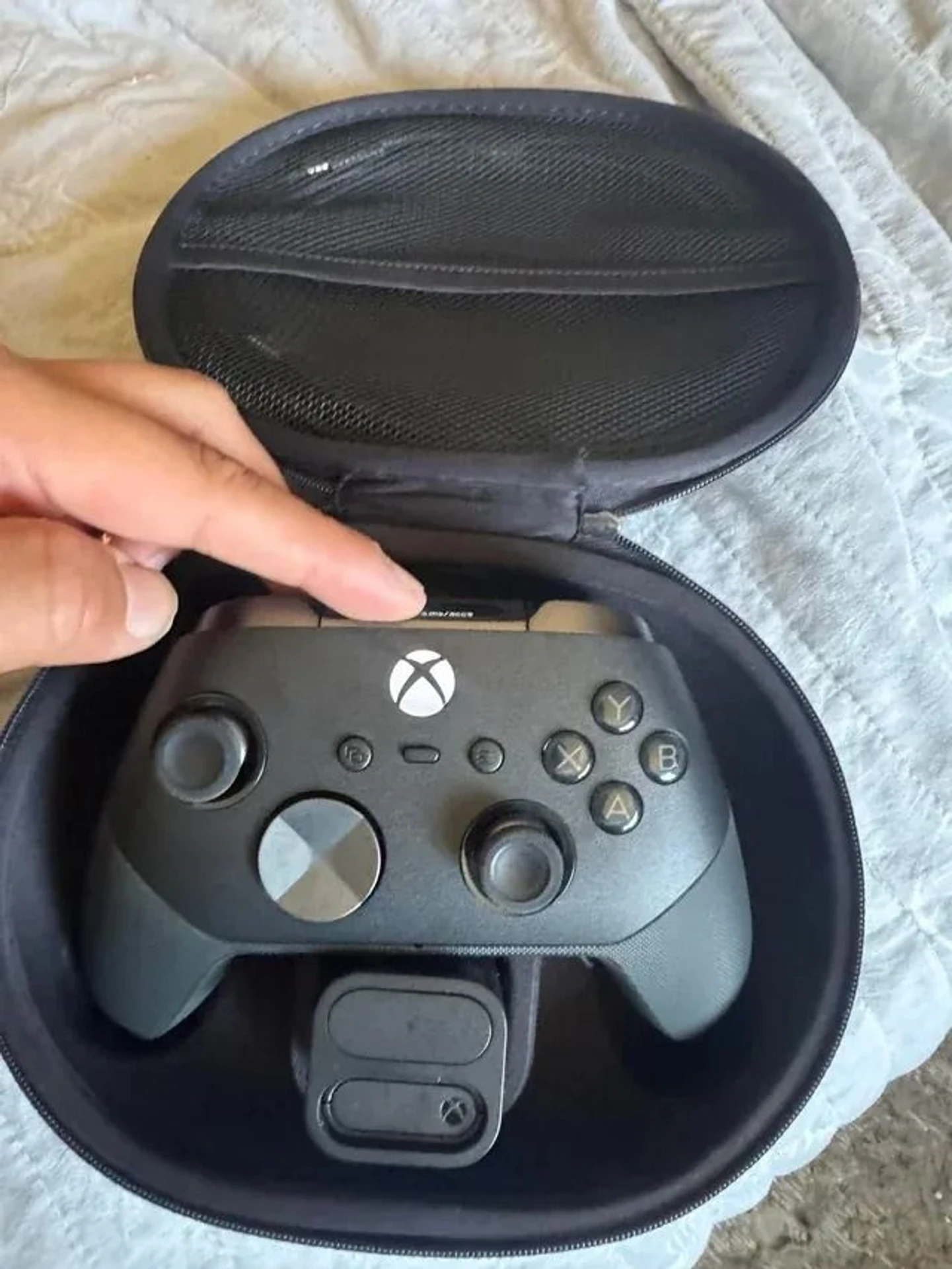 Наживо помітили Xbox Elite 3 – майбутній геймпад матиме вбудований екран. 12