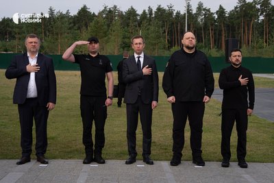 Заступник голови Верховної Ради Олександр Корнієнко, голова ОП Андрій Єрмак, прем'єр-міністр Сергій Шмигаль, голова Верховної Ради Руслан Стефанчук та президент України Володимир Зеленський під час церемонії перепоховання нащадків Євгена Коновальця на військовому цвинтарі