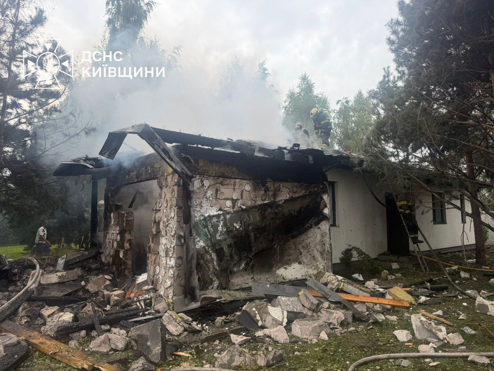 На Київщині двоє людей зазнали поранень через ворожу атаку. 10