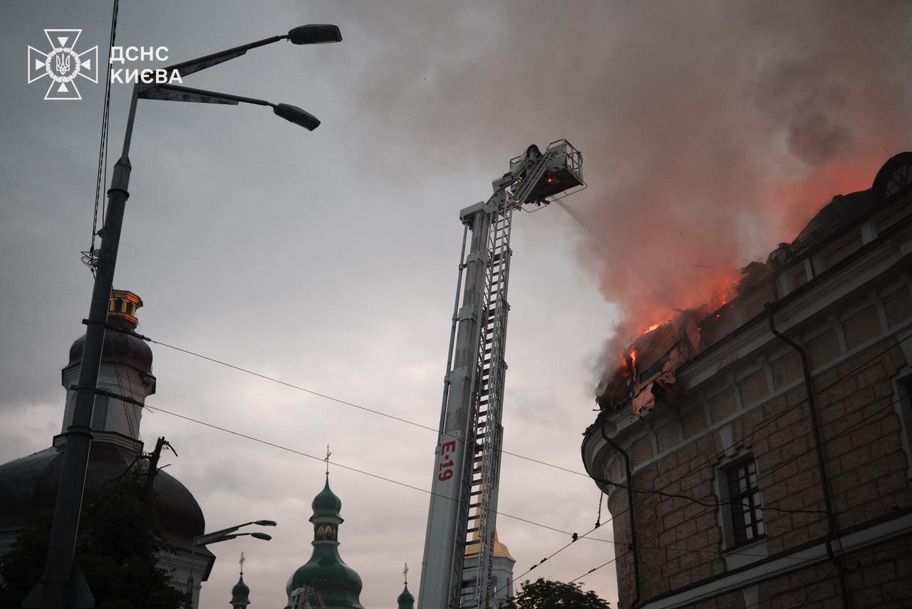 У столиці росіяни завдали шкоди храму на території Києво-Печерської обителі - спалахнула пожежа. 18