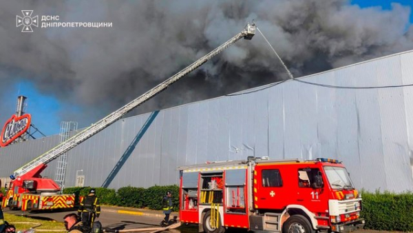 Росія завдала нового удару по рятувальниках після нападу на торговий центр у Кривому Розі – Зеленський