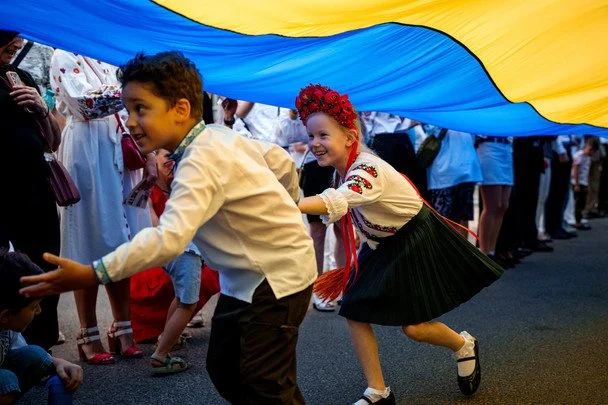 Безперервні обстріли Києва, ліквідація складів та торгових центрів, а також скидання семи авіабомб на Краматорськ: фотозвіт України за тиждень з 22 по 30 серпня. 27 24 серпня 2026 року Україна відзначає День Незалежності. Саме цього дня 1991 року Верховна Рада Української РСР ухвалила Акт проголошення незалежності України, який став визначальною подією в новітній історії держави. / © Associated Press