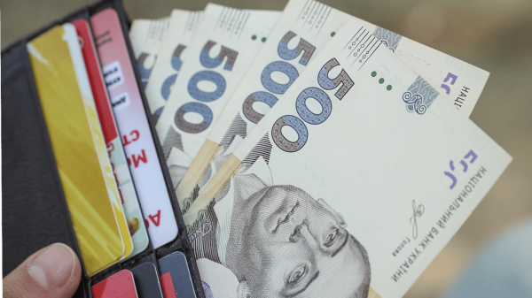 2700 гривень до Дня Незалежності: які можуть виникнути складнощі з отриманням 5