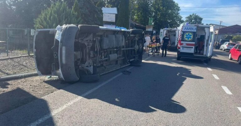 Масштабна аварія сталася на Закарпатті: автобус із пасажирами перекинувся, є загиблі та тяжко поранені (відео) 1 Масштабна аварія сталася на Закарпатті: автобус із пасажирами перекинувся, є загиблі та тяжко поранені (відео) 1