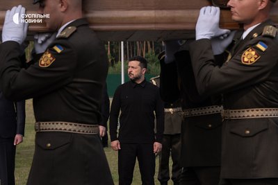 Президент України Володимир Зеленський на урочистій церемонії перепоховання нащадків першого лідера Організації українських націоналістів, полковника Євгена Коновальця. Київщина, 18 серпня 2026 року