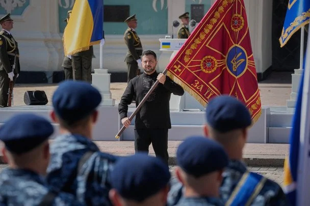 Безперервні обстріли Києва, ліквідація складів та торгових центрів, а також скидання семи авіабомб на Краматорськ: фотозвіт України за тиждень з 22 по 30 серпня. 29 24 серпня. Президент Володимир Зеленський під час урочистостей до Дня Незалежності. / © Associated Press