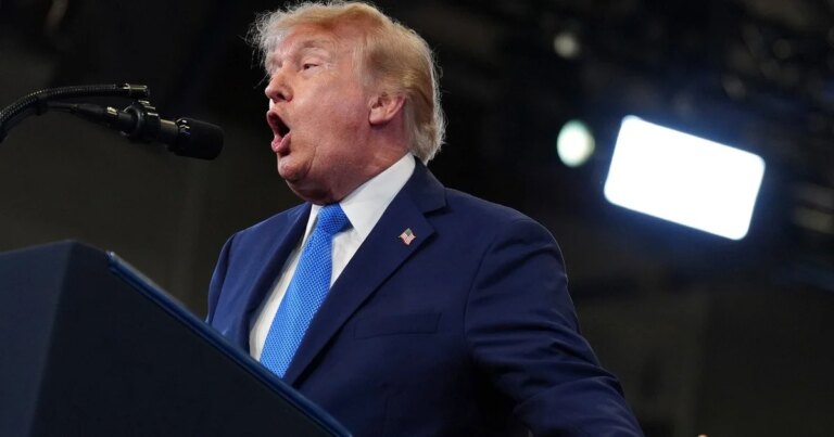 Рейтинг Дональда Трампа досяг найнижчої позначки за період його президентства, згідно з даними опитування. 9