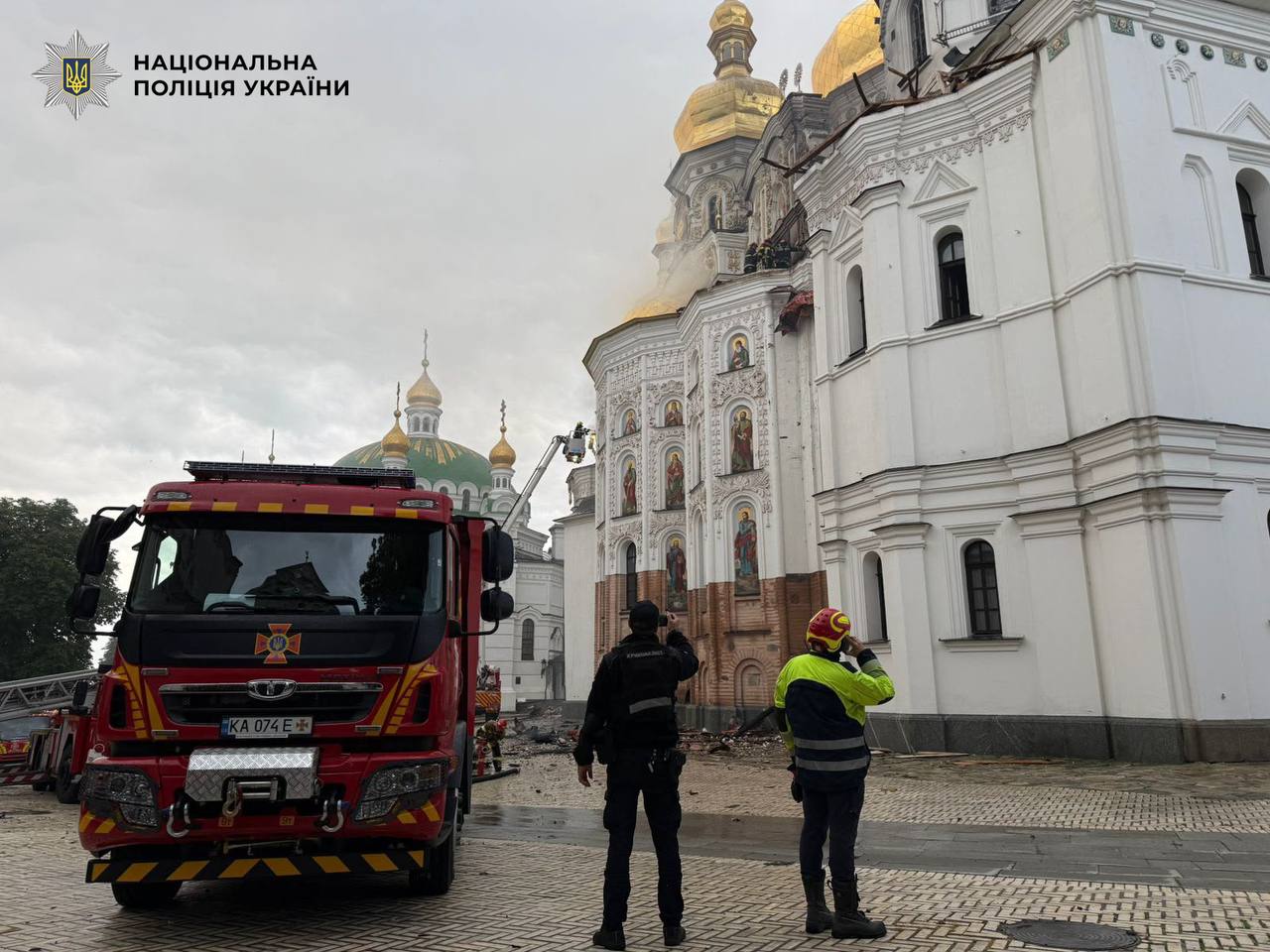У столиці росіяни завдали шкоди храму на території Києво-Печерської обителі - спалахнула пожежа. 20