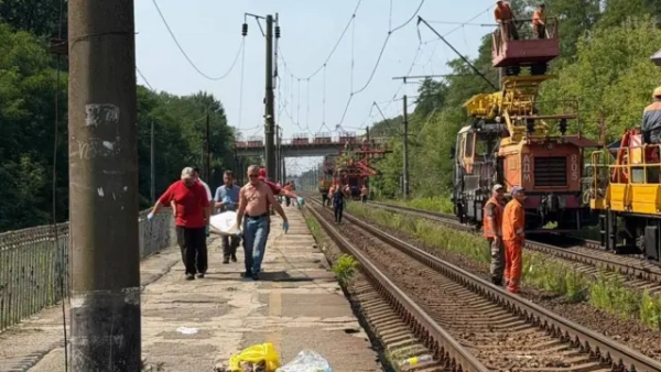 "По тривозі покинули склади". Що відомо про загибель людей на залізничній платформі біля Броварів 10 залізничники несуть тіло загиблої людини