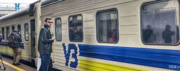 Російський безпілотник атакував локомотив пасажирського поїзда №147, що прямував із Житомира до Одеси. 9