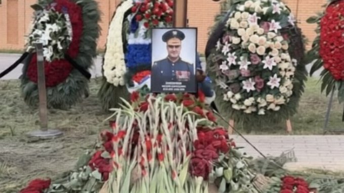 У Москві відбулося поховання генерала, який, ймовірно, загинув в результаті вибуху в ресторані 1 серпня. 2