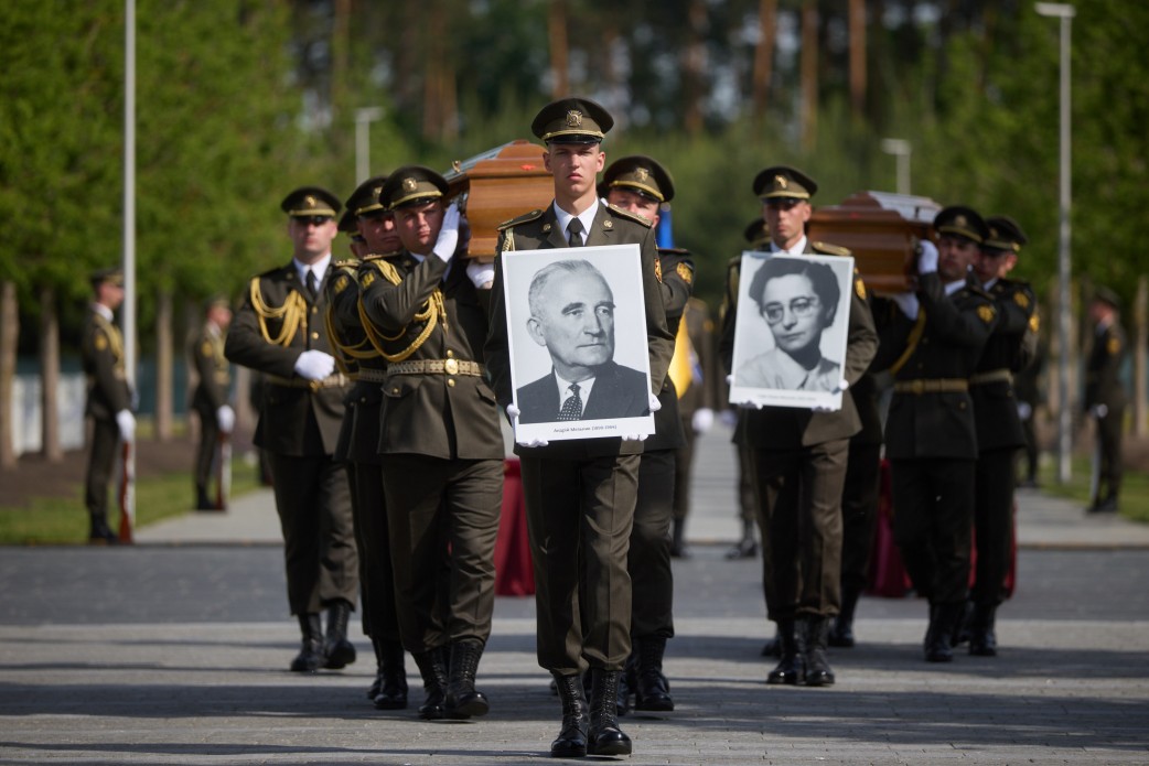 Андрія Мельника, провідника ОУН, та його дружину Софію, перепоховали на Національному військовому цвинтарі. 4