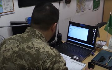 Нові розміри штрафів ТЦК: чого очікувати тим, хто підлягає мобілізації 8 Співробітник ТЦК. Фото: скріншот: Youtube
