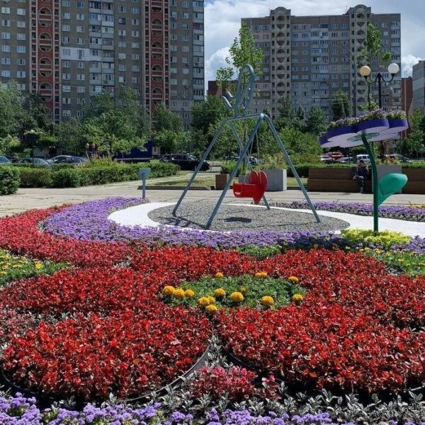 12 000 квітів для одного витвору: на Троєщині з’явилася клумба до Міського свята
