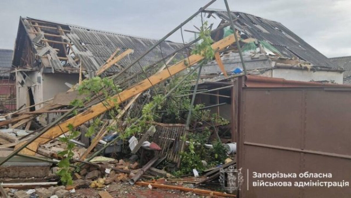 Наслідки атаки на Запоріжжі: одна людина отримала поранення, житлові будинки зруйновано й пошкоджено – повідомляє ОВА 5