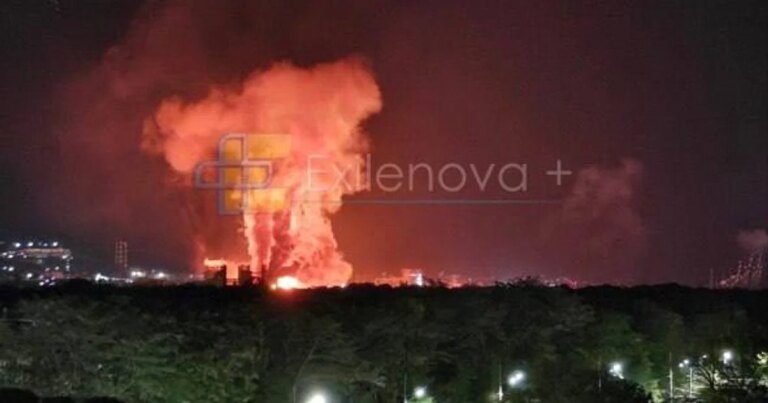Атака на Новоросійськ триває вже кілька годин, центр міста оповитий димом, є повідомлення про влучання (фото, відео) 4 Атака на Новоросійськ триває вже кілька годин, центр міста оповитий димом, є повідомлення про влучання (фото, відео) 4