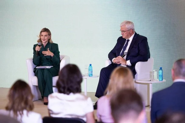 У зеленій сукні та з патріотичним значком: Олена Зеленська на події 5 Олена Зеленська / © Instagram Олени Зеленської