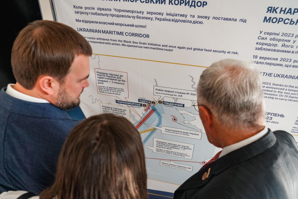 До України прилетів Кіт Келлог 7
